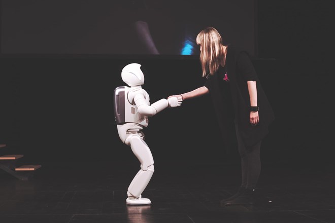 #intervju Maša Jazbec, novomedijska umetnica: Ni človeka, ki ga roboti ne bi fascinirali