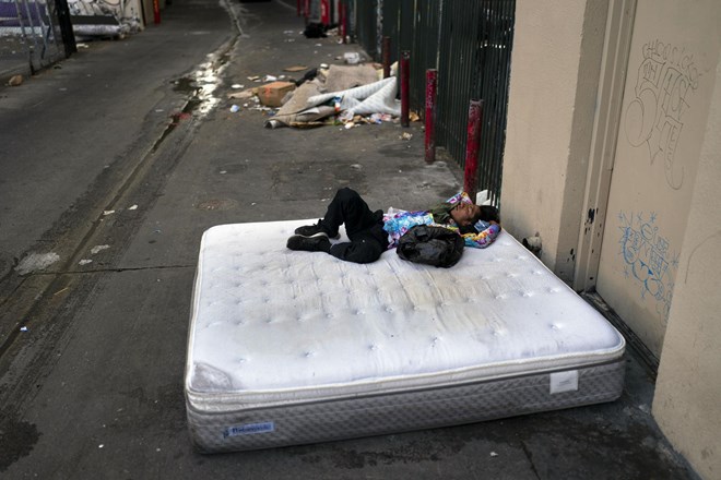 Francoske oblasti bodo pred OI iz Pariza izselile brezdomce