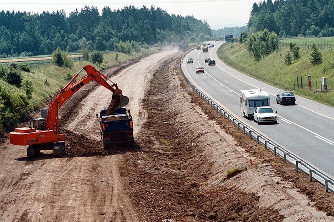 Država krči naložbe v infrastrukturne projekte