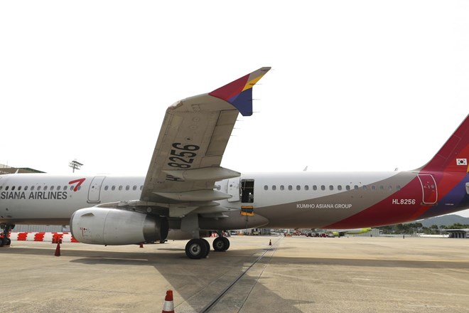 Potnik na letu družbe Asiana med letom odprl zasilni izhod