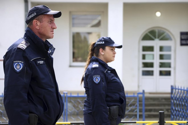 V Srbiji danes najmanj 75 šol prejelo obvestila o podtaknjenih bombah