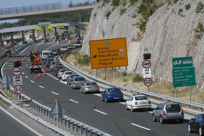 Zaradi prometne nesreče zaprta primorska avtocesta med Razdrtim in Postojno v smeri Ljubljane