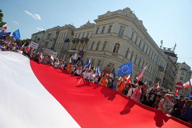 Na protestu poljske opozicije v Varšavi več sto tisoč ljudi