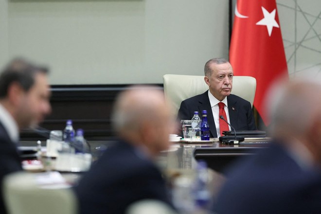 Erdogan Zelenskemu in Putinu predlagal mednarodno preiskavo uničenja jezu