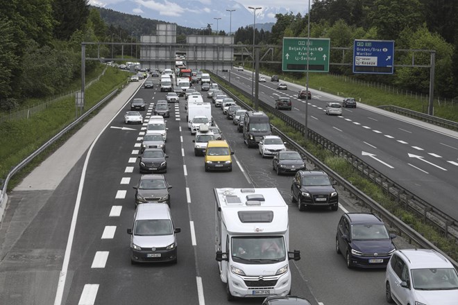 Cestni alarm: Zastoji na več cestah po državi
