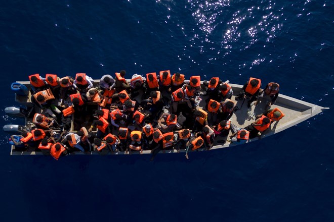 Tovorna ladja v Egejskem morju rešila 68 migrantov, poškodovanih ni