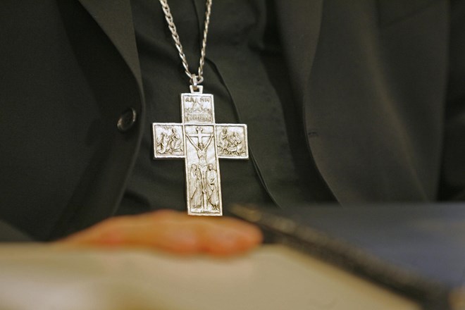 Slovenski škofje ostro nasprotujejo predlogu zakona o pomoči pri prostovoljnem končanju življenja