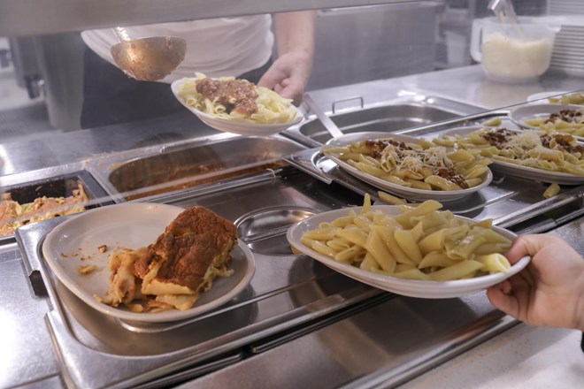 Ministrstvo: Peticija ŠOS zavajala z ukinitvijo subvencionirane študentske prehrane