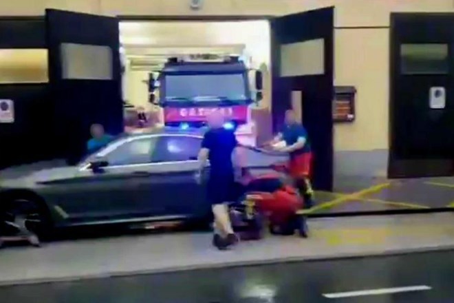 #video Gasilci pred intervencijo premaknili avto, ki jih je zaparkiral