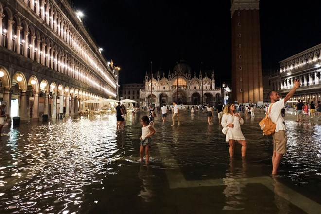 Zaradi neobičajno visokega plimovanja v Benetkah pod vodo Markov trg
