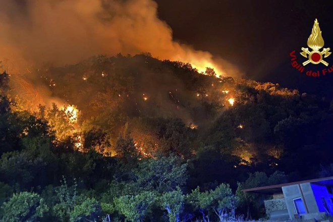 Na Sardiniji zaradi gozdnih požarov evakuirali več sto ljudi

