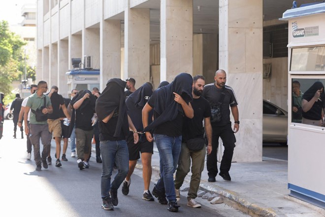 Pred sodiščem v Atenah izgredi zaradi smrti grškega navijača