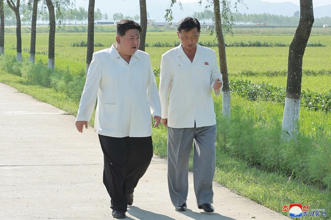 Kim Jong-un v luči hude prehranske krize obiskal severnokorejske kmetije