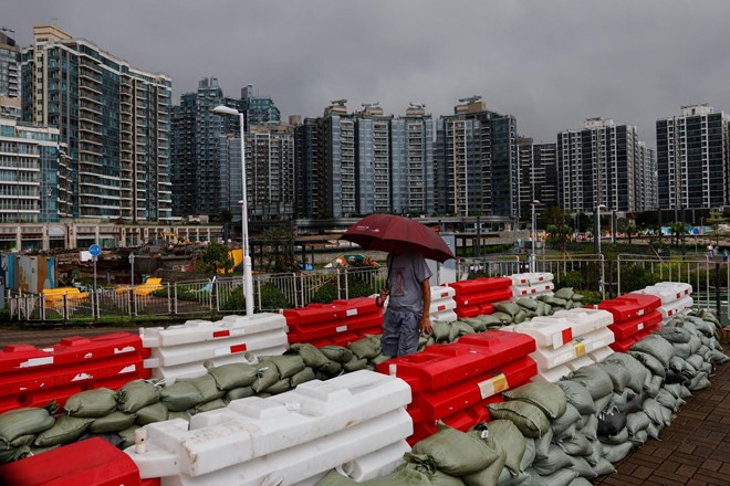 Jug Kitajske s Hongkongom dosegel tajfun Saola