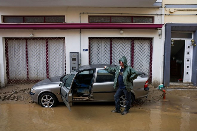 #video Število žrtev poplav v Grčiji naraslo na dve, padla rekordna količina dežja