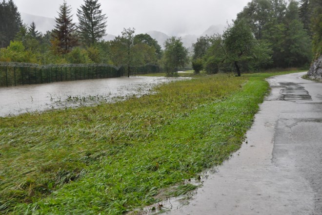 Oranžno vremensko opozorilo: Poplavljata Drava in Kolpa, težave tudi v kočevski občini