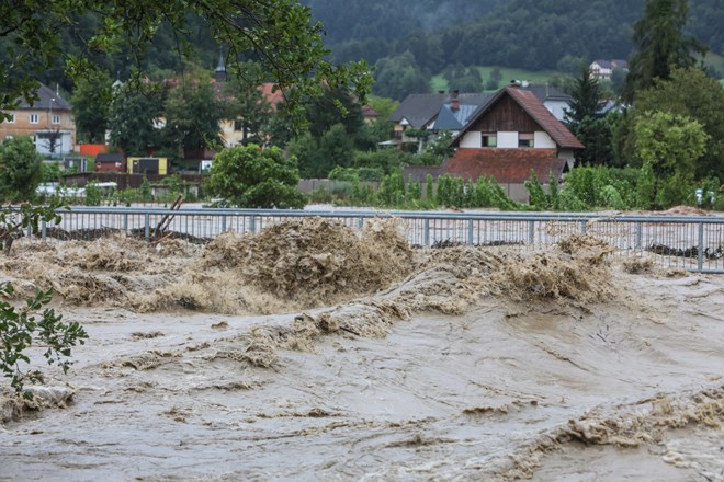 Gasilci na različnih koncih Slovenije našli utopljeni osebi