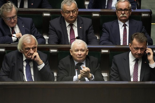 Poljski parlament na ustanovnem zasedanju, vlada formalno odstopila