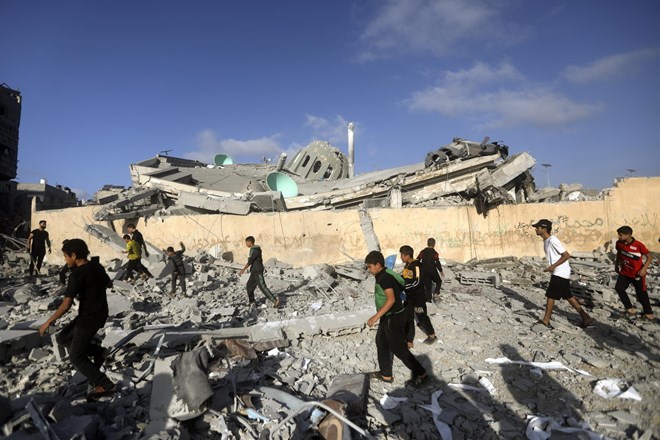 Izrael: Humanitarnega premora ne bo, dokler ima Hamas v rokah talce; Erdogan: Izrael je teroristična država
