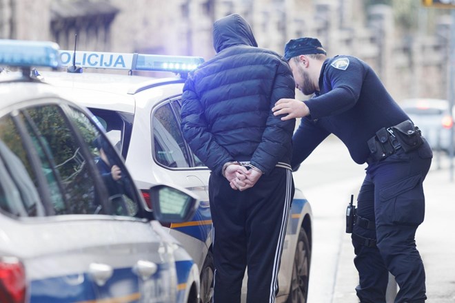 Lažni policisti starejšim Hrvatom kradli denar in nakit