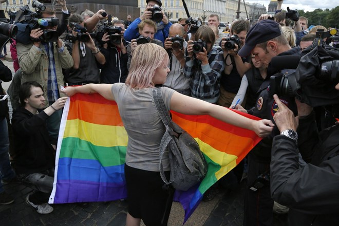 #video Moskva: Policija izvedla racije v več gejevskih klubih, LGBTQ+ skupnost pod vse večjim pritiskom