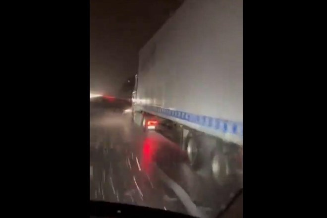 #video Tovornjak na avtocesti pred seboj potiskal avto; Zavod Reševalni pas opozarja, da v prometu ni nič nemogoče