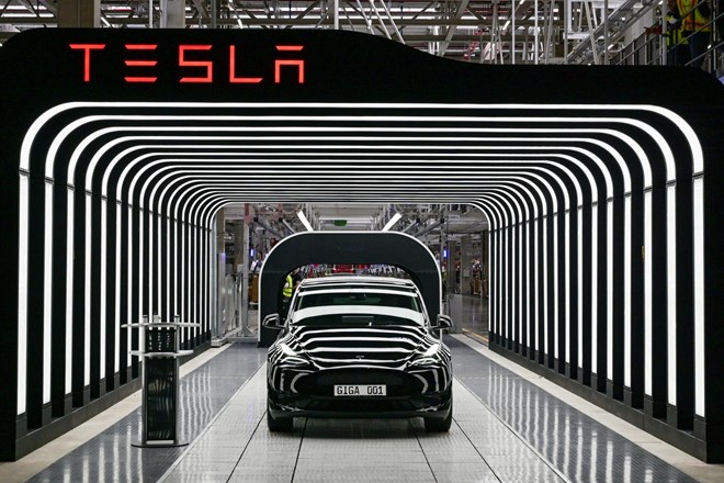 Tesla v ZDA v odpoklic dveh milijonov vozil