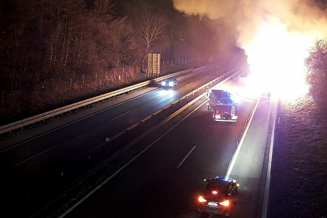 Na tovornjaku sredi avtoceste zgorelo sedem avtov