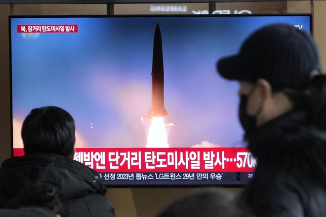 Severna Koreja izstrelila dve balistični raketi