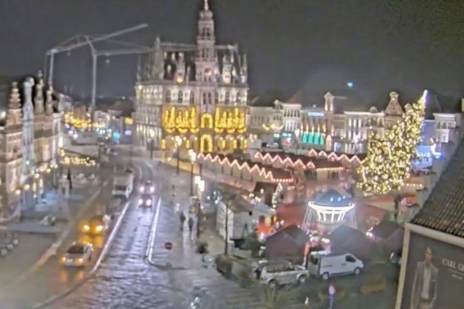#video Po tragediji v Belgiji, kjer je božično drevo padlo na sprehajalko: kako je za varnost poskrbljeno v Ljubljani?