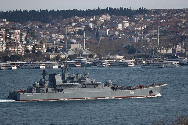 #video Ukrajinske sile na Krimu uničile veliko rusko bojno ladjo, izbruhnil je tudi požar