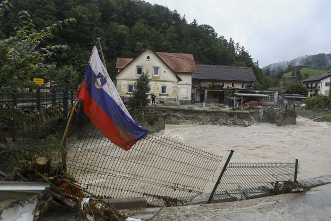 Pregled političnega dogajanja: Od zarečenih obljub in zgodovinskih poplav do reševanja RTV in rehabilitacije ruparjanstva