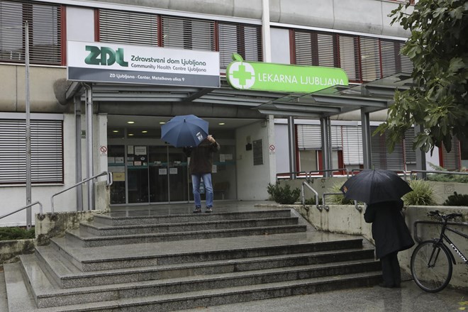 Na ljubljanski urgenci ponoči obravnavali 65 bolnikov, v Mariboru huda poškodba zaradi pirotehnike