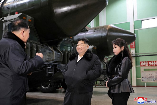 Kim kaže mišice po odpovedi politike združitve Korej