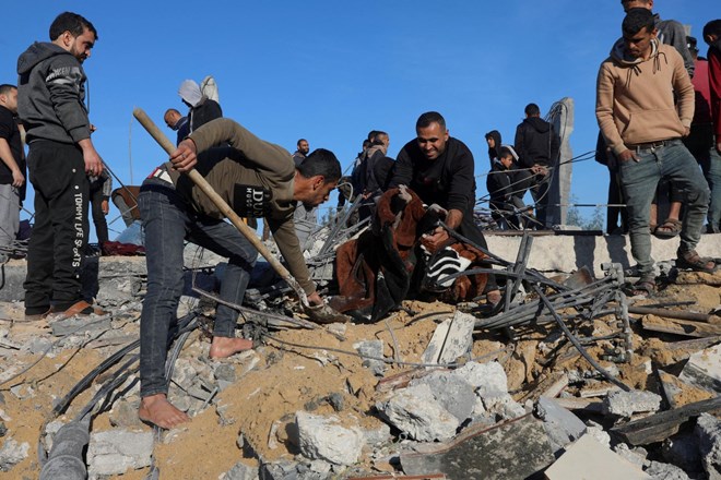 V Gazi že skoraj 23 tisoč mrtvih, še osem tisoč ljudi je pogrešanih