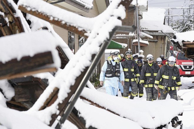 Število žrtev potresa na Japonskem preseglo 160, pomoč otežuje sneg