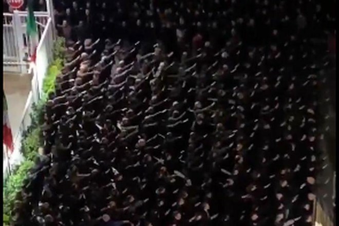 #video Italija: Na shodu v Rimu stotine ljudi dvigalo desnice v fašistični pozdrav