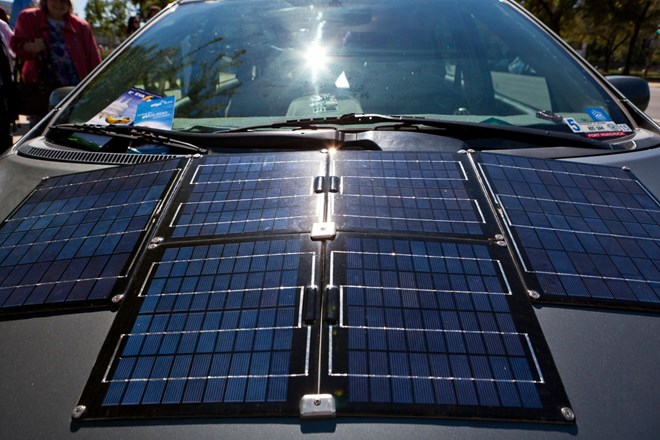 Avtomobili na sončne celice: Brezplačen doseg, a tudi astronomska cena