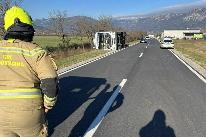 #foto Burja na Primorskem povzročala težave v prometu