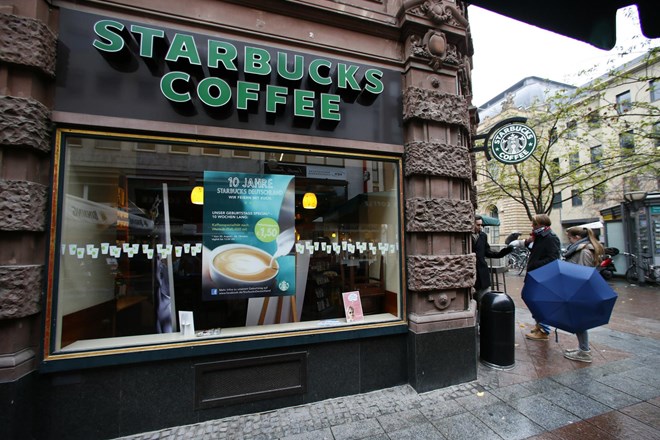 Proti Starbucksu vložena tožba zaradi zavajanja o kršenju delavskih pravic