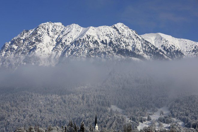 Vreme: V zahodni in osrednji Sloveniji jasno, na zahodu zmerno do pretežno oblačno