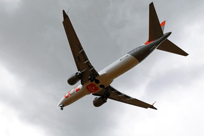 Potniško letalo na Japonskem zaradi razpoke na oknu pilotske kabine prekinilo let