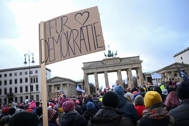 V Berlinu več tisoč ljudi na shodu proti skrajni desnici