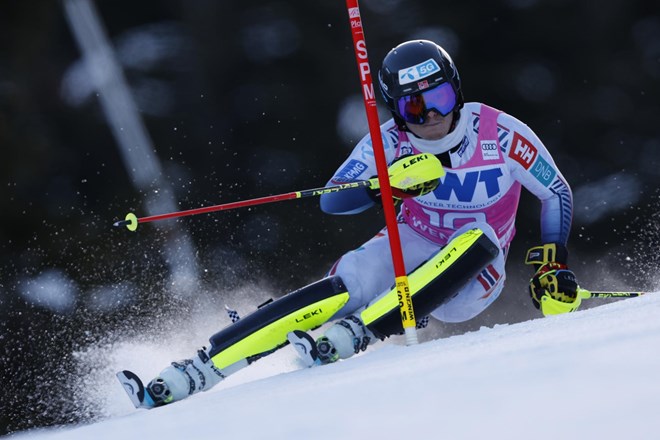 Dvojno norveško vodstvo, odstop Hadalina na slalomu v Wengnu