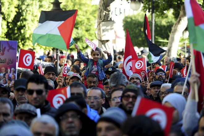 Več sto Tunizijcev na ulicah ob obletnici arabske pomladi
