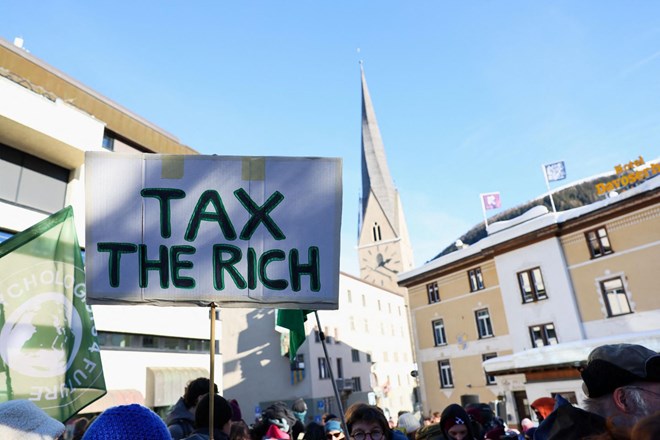 Oxfam: Razred milijarderjev skrbi, da jim korporacije zagotavljajo več bogastva na račun vseh drugih, ki drsijo v revščino