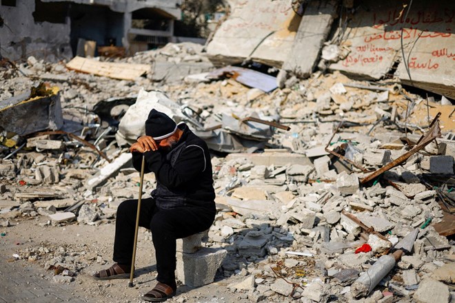 V izraelskih nočnih napadih v Gazi ubitih več kot 60 ljudi