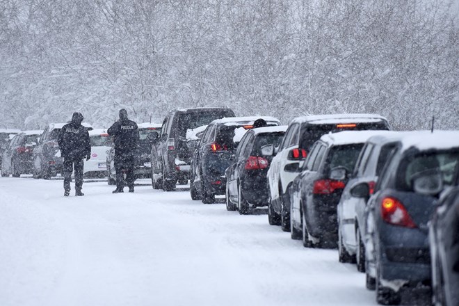 V notranjosti Hrvaške zaradi snega težave v prometu, na obali orkanska burja