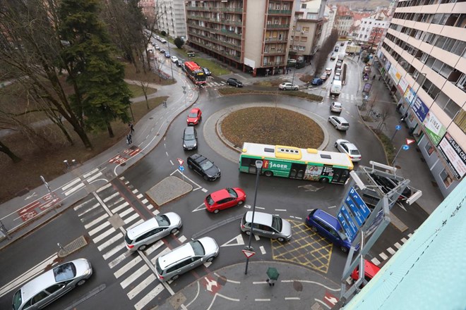 #foto Kaos s parkiranjem okoli UKC Maribor: Več kot uro zabijejo za izvoz iz garažne hiše ali za parkiranje