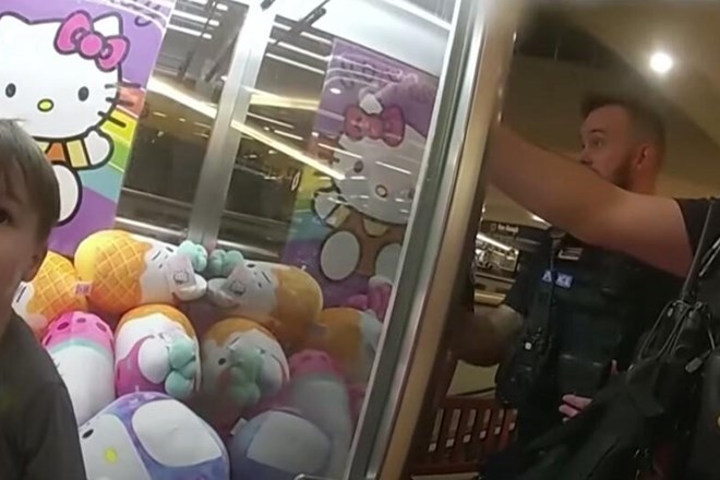 #video V avtomat z igračami ujetega triletnika rešili policisti